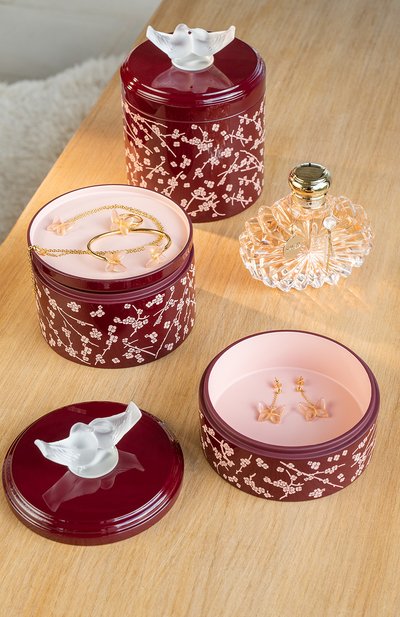 Шкатулка fleurs de cerisier m LALIQUE бордового цвета по цене 99850 руб., арт. 10725400, фото 3 Шкатулка fleurs de cerisier m LALIQUE, арт. 10725400, фото 3