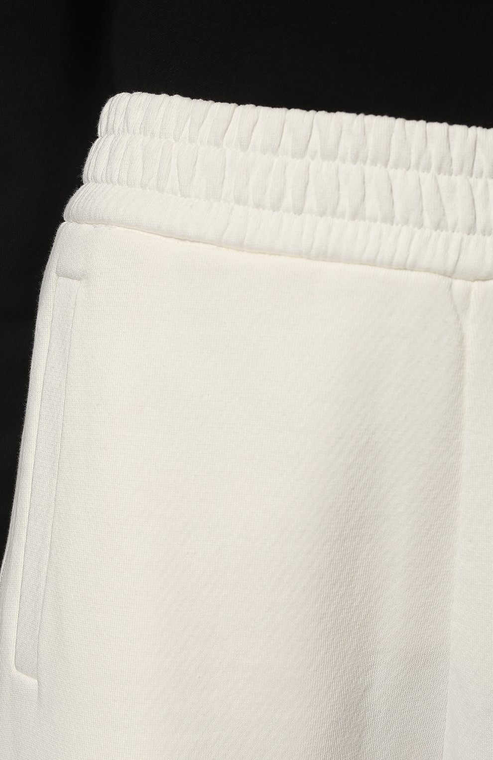 Хлопковые джоггеры MONCLER белого цвета по цене 43100 руб., арт. H1-093-8H000-17-899M1, фото 5 Хлопковые джоггеры MONCLER, арт. H1-093-8H000-17-899M1, фото 5