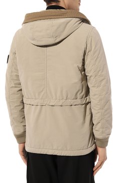 Мужская куртка STONE ISLAND бежевого цвета, арт. 751541131 | Фото 4 (Рукава: Длинные; Материал подклада: Синтетический материал; Материал внешний: Синтетический материал; Драгоценные камни: Проставлено; Материал сплава: Проставлено; Длина (�верхняя одежда): Короткие; Кросс-КТ: Куртка, Ветровка, Легкие; Стили: Кэжуэл)