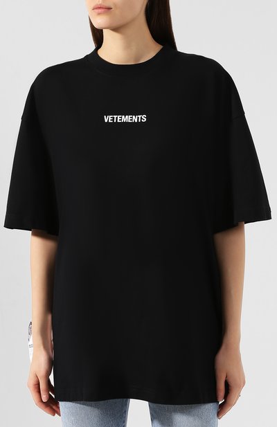 Хлопковая футболка VETEMENTS черного цвета по цене 16450 руб., арт. UAH20TR611/W, фото 3 Хлопковая футболка VETEMENTS, арт. UAH20TR611/W, фото 3