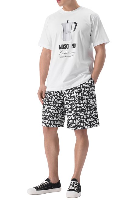 Мужская хлопковая футболка MOSCHINO белого цвета, арт. A0706/0241 | Фото 2 (Длина (для топов): Стандартные; Материал сплава: Проставлено; Рукава: Короткие; Драгоценные камни: Проставлено; Материал внешний: Хлопок)