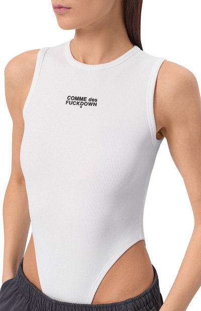 Хлопковое боди COMME DES FUCKDOWN белого цвета по цене 8410 руб., арт. CFABW01673, фото 5 Хлопковое боди COMME DES FUCKDOWN, арт. CFABW01673, фото 5