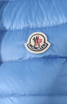 Женский пуховый жилет MONCLER голубого цвета, арт. E1-093-48303-99-53048 | Фото 5 (Материал внешний: Синтетический материал; Кросс-КТ: Пуховик; Материал сплава: Проставлено, Проверено; Материал подклада: Синтетический материал; Женское Кросс-КТ: Верхняя одежда; Статус проверки: Проверено, Проверена категория; Драгоценные камни: Проставлено; Длина (верхняя одежда): Короткие; Материал утеплителя: Пух и перо)