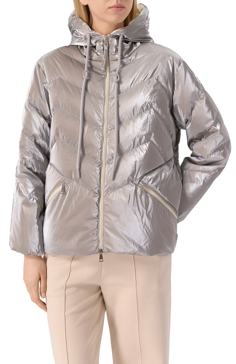 Женский пуховик MONCLER серебряного цвета, арт. 1A00047/53A3H | Фото 3 (Рукава: Длинные; Длина (верхняя одежда): Короткие; Материал подклада: Синтетический материал; Материал внешний: Синтетический материал; Материал утеплителя: Пух и перо; Кросс-КТ: Пуховик; Стили: Кэжуэл)