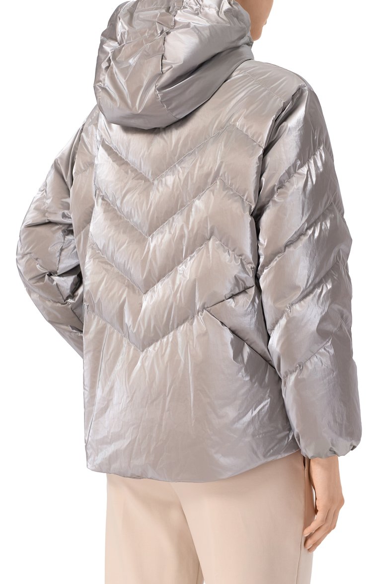 Женский пуховик MONCLER серебряного цвета, арт. 1A00047/53A3H | Фото 4 (Рукава: Длинные; Длина (верхняя одежда): Короткие; Материал подклада: Синтетический материал; Материал внешний: Синтетический материал; Материал утеплителя: Пух и перо; Кросс-КТ: Пуховик; Стили: Кэжуэл)