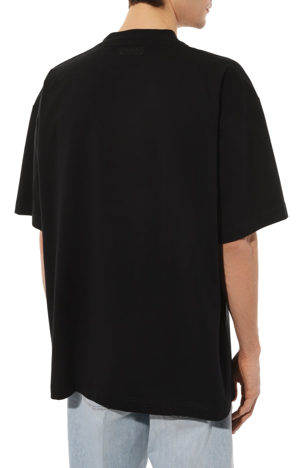 Хлопковая футболка VETEMENTS черного цвета по цене 69300 руб., арт. UE63TR820B, фото 8 Хлопковая футболка VETEMENTS, арт. UE63TR820B, фото 8