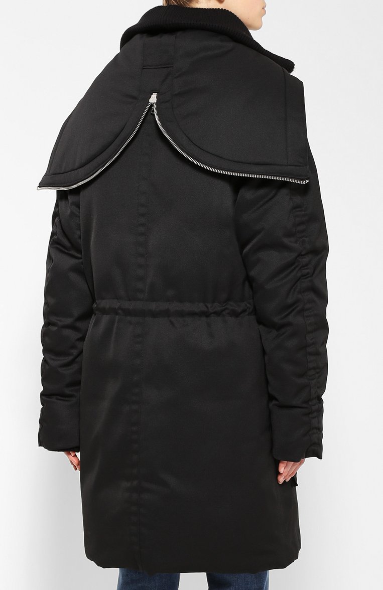 Женский приталенный пуховик с накладными карманами и капюшоном ACNE STUDIOS черного цвета, арт. 12D163 | Фото 4 (Материал внешний: Синтетический материал, Пух и перо; Материал подклада: Синтетический материал; Силуэт Ж (для верхов): Оверсайз; Рукава: Длинные; Длина (верхняя одежда): До середины бедра; Кросс-КТ: Пуховик)
