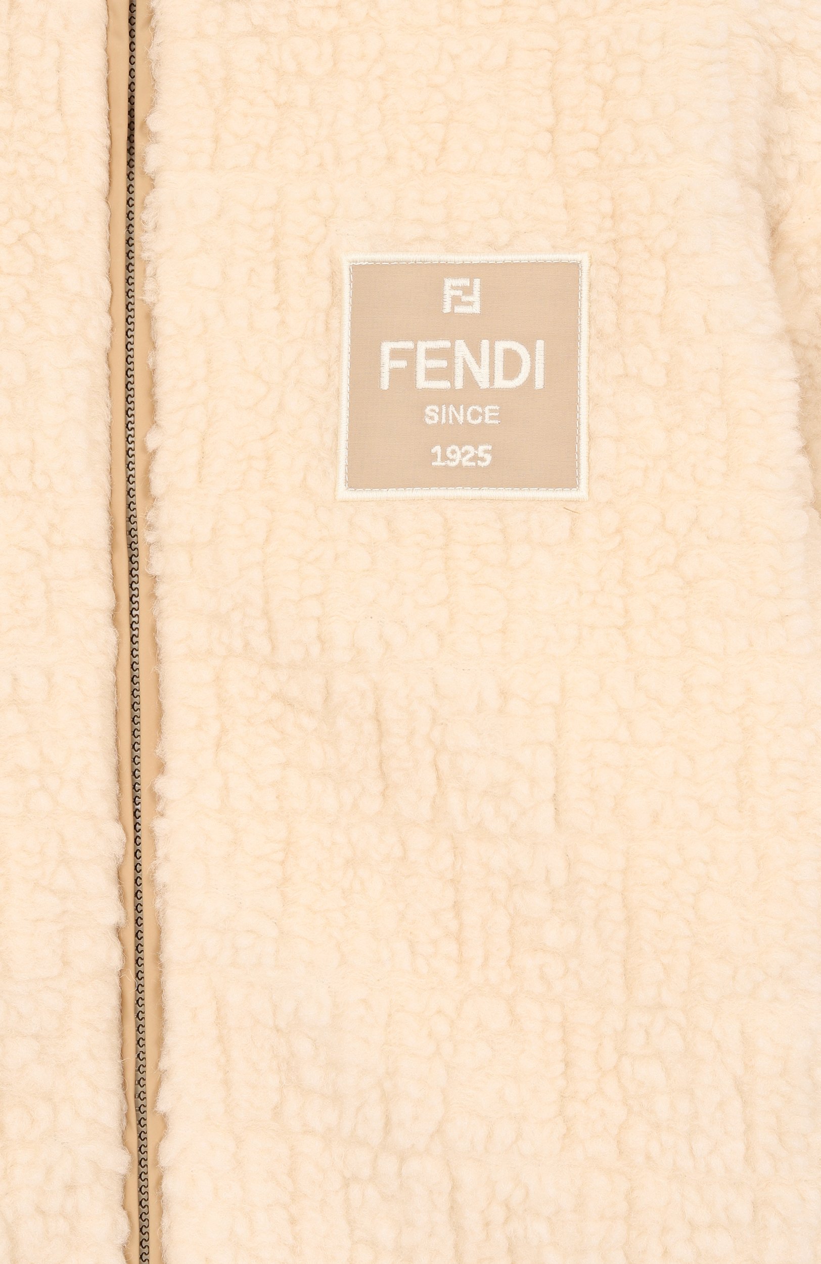 Куртка из экомеха FENDI кремового цвета по цене 118500 руб., арт. JUA284/AY8J/8A-12+, фото 3 Куртка из экомеха FENDI, арт. JUA284/AY8J/8A-12+, фото 3