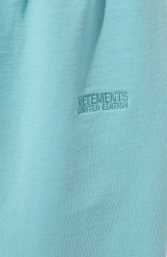 Женские хлопковые джоггеры VETEMENTS бирюзового цвета, арт. UE64SP600M | Фото 5 (Длина (брюки, джинсы): Стандартные; Женское Кросс-КТ: Брюки-одежда, Джоггеры - брюки; Силуэт Ж (брюки и джинсы): Джоггеры; Стили: Гранж; Материал сплава: Проставлено; Материал внешний: Хлопок; Драгоценные камни: Проставлено)