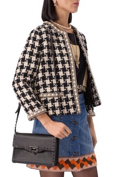 Женская сумка rockstud small VALENTINO черного цвета, арт. 6W2B0181/HAD | Фото 2 (Ремень/цепочка: На ремешке; Материал: Натуральная кожа; Размер: small; Материал сплава: Проставлено; Драгоценные камни: Проставлено)