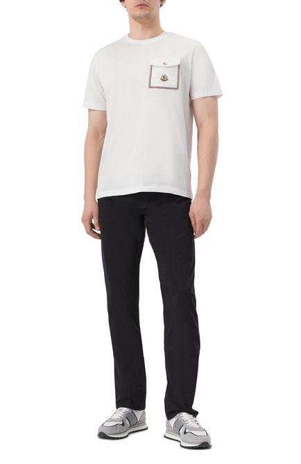 Мужская хлопковая футболка MONCLER белого цвета, арт. 8C00056/8390Y | Фото 2 (Стили: Спорт-шик; Рукава: Короткие; Материал сплава: Проста�влено; Принт: Без принта; Материал внешний: Хлопок; Длина (для топов): Стандартные; Драгоценные камни: Проставлено)