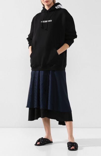 Хлопковое худи VETEMENTS черного цвета по цене 49350 руб., арт. SS20TR311 1620/W/BLACK, фото 2 Хлопковое худи VETEMENTS, арт. SS20TR311 1620/W/BLACK, фото 2