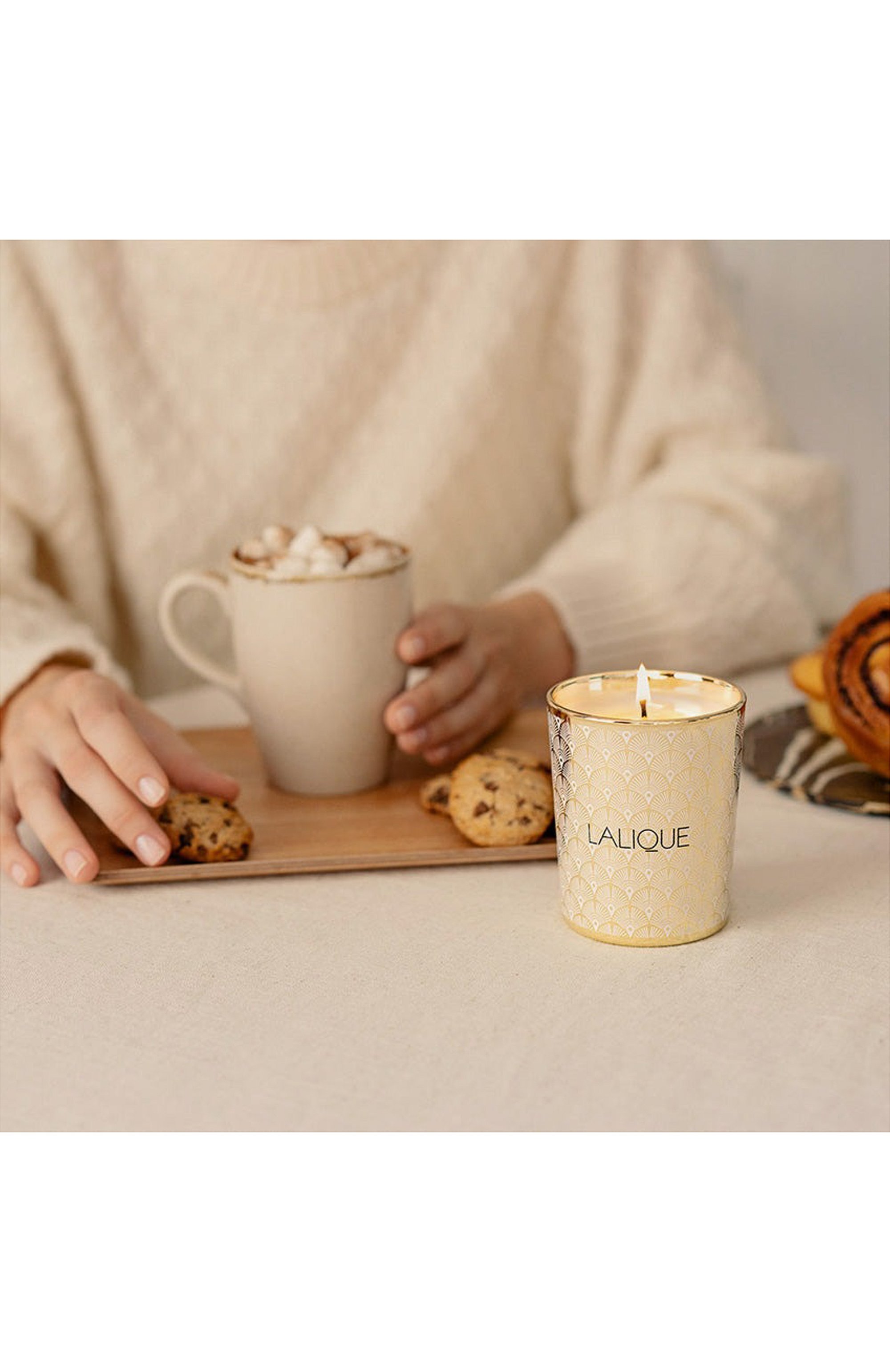 Свеча в стакане white feather LALIQUE золотого цвета по цене 12300 руб., арт. B25181, фото 2 Свеча в стакане white feather LALIQUE, арт. B25181, фото 2