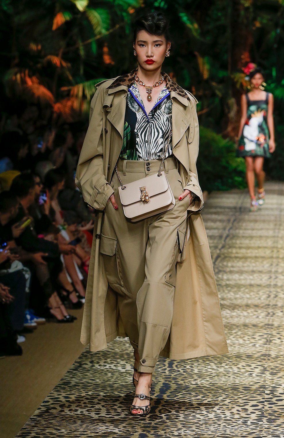 Хлопковый тренч DOLCE & GABBANA бежевого цвета по цене 246000 руб., арт. F0Z82T/FUFGA, фото 6 Хлопковый тренч DOLCE & GABBANA, арт. F0Z82T/FUFGA, фото 6