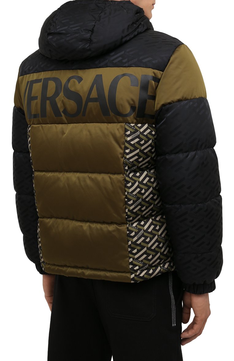 Мужская пуховик VERSACE хаки цвета, арт. 1002645/1A01813 | �Фото 4 (Рукава: Длинные; Материал утеплителя: Пух и перо; Материал подклада: Синтетический материал; Длина (верхняя одежда): Короткие; Материал внешний: Синтетический материал; Мужское Кросс-КТ: пуховик-короткий; Стили: Кэжуэл, Милитари; Драгоценные камни: Проставлено; Материал сплава: Проставлено; Кросс-КТ: Куртка)