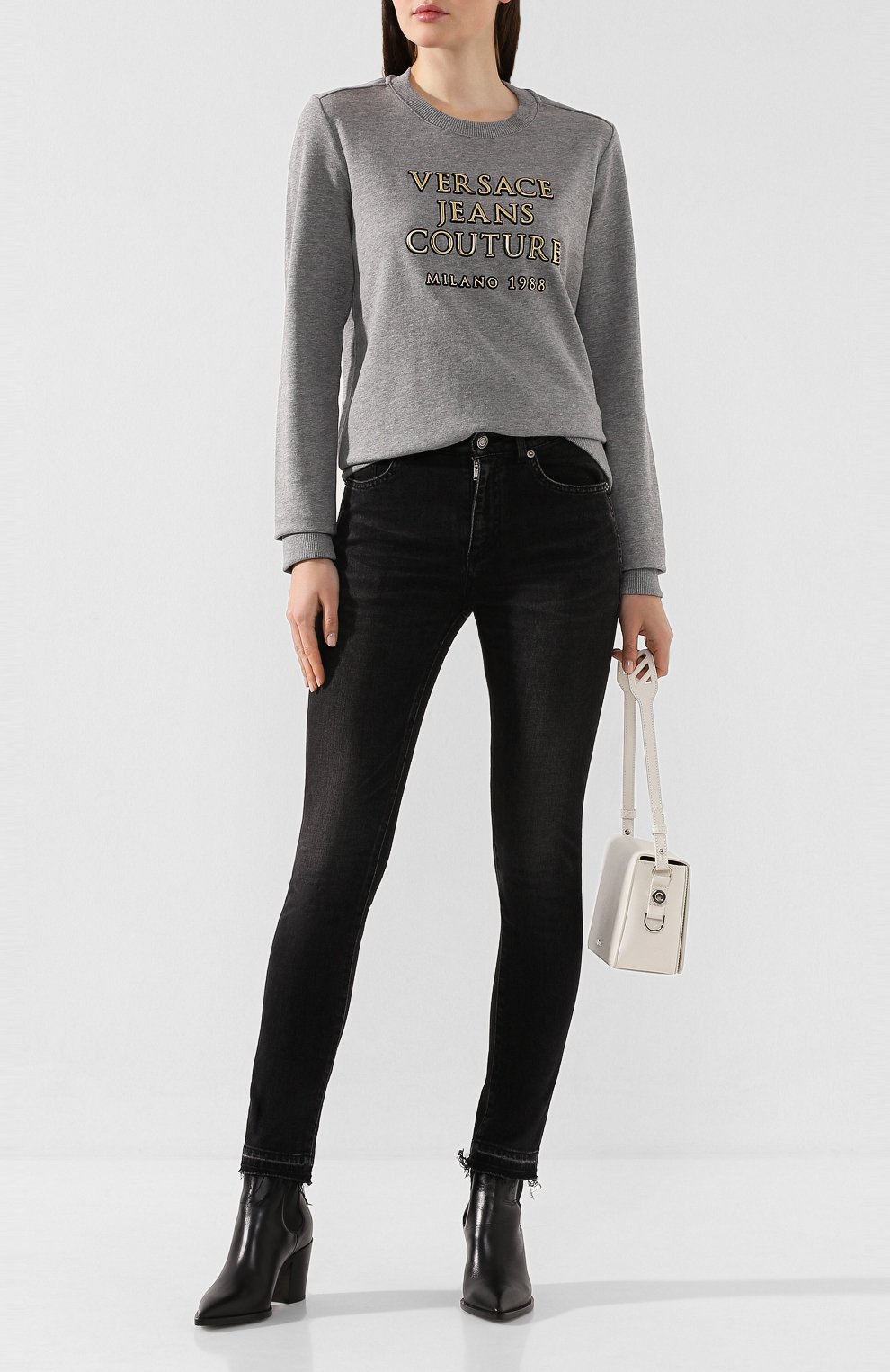 Хлопковый свитшот VERSACE JEANS COUTURE серого цвета по цене 15950 руб., арт. B6HUA774-UDP309 9B/30221, фото 2 Хлопковый свитшот VERSACE JEANS COUTURE, арт. B6HUA774-UDP309 9B/30221, фото 2