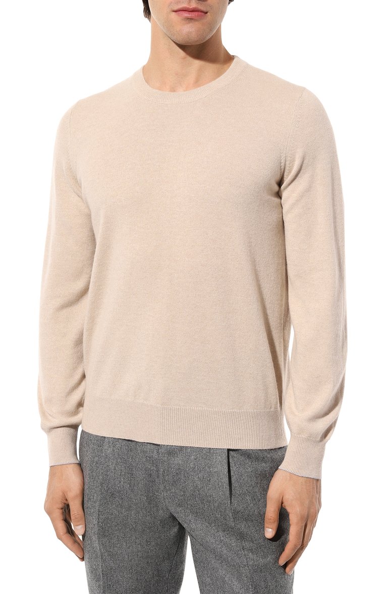 Мужской кашемировый джемпер BRUNELLO CUCINELLI светло-бежевого цвета, арт. M2200B2204 | Фото 3 (Материал внешний: Кашемир, Шерсть; Рукава: Длинные; Длина (для топов): Стандартные; Принт: Без принта; Стили: Кэжуэл; Вырез: Круглый; Мужское Кросс-КТ: Джемперы; Автоматизация состава: Проставлено; Автоматизация ТО: Проставлено; Детали: Без декора)