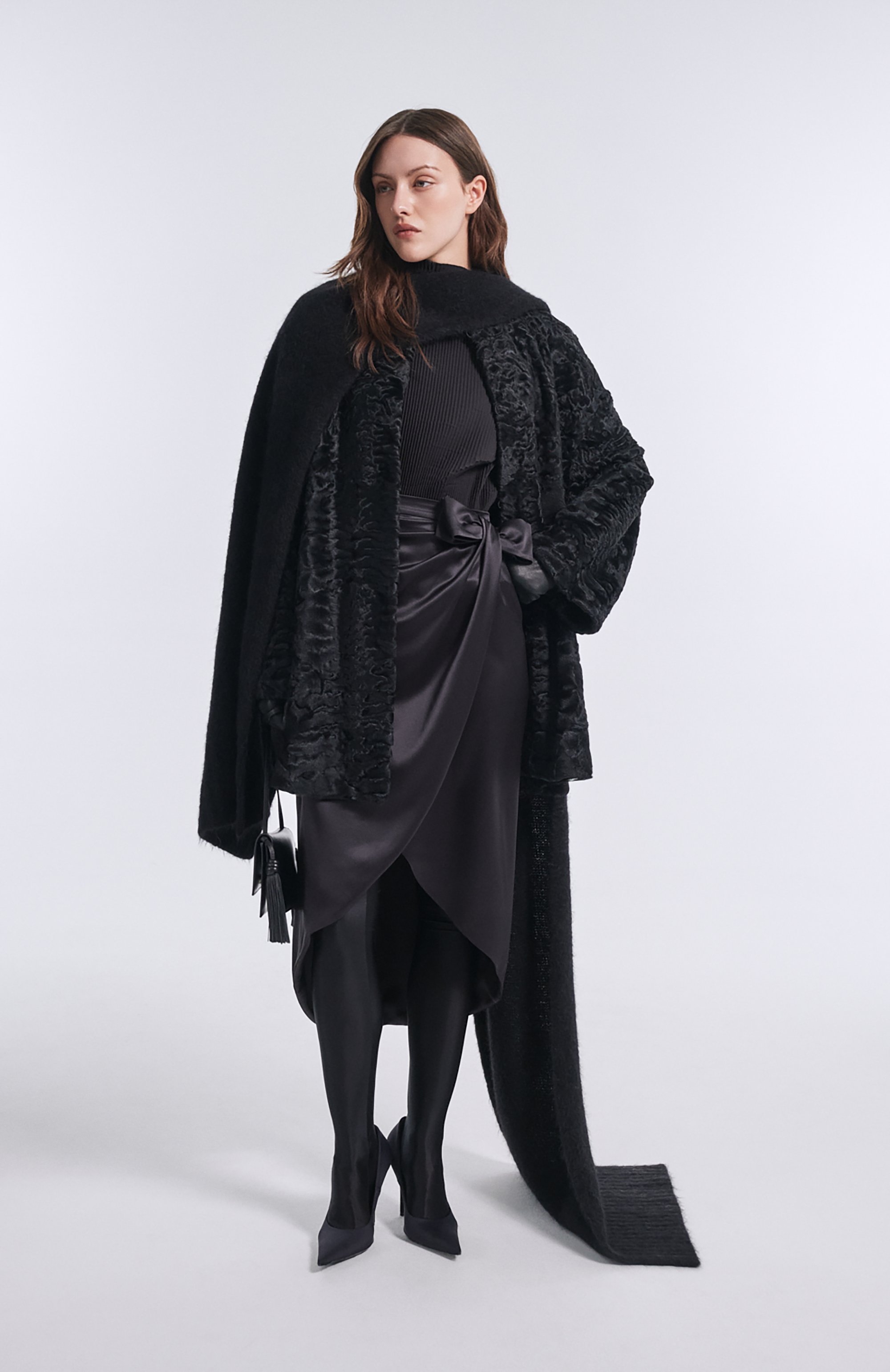 Атласная юбка VALENTINO черного цвета по цене 357000 руб., арт. 8B3RAEF0/8M6, фото 6 Атласная юбка VALENTINO, арт. 8B3RAEF0/8M6, фото 6