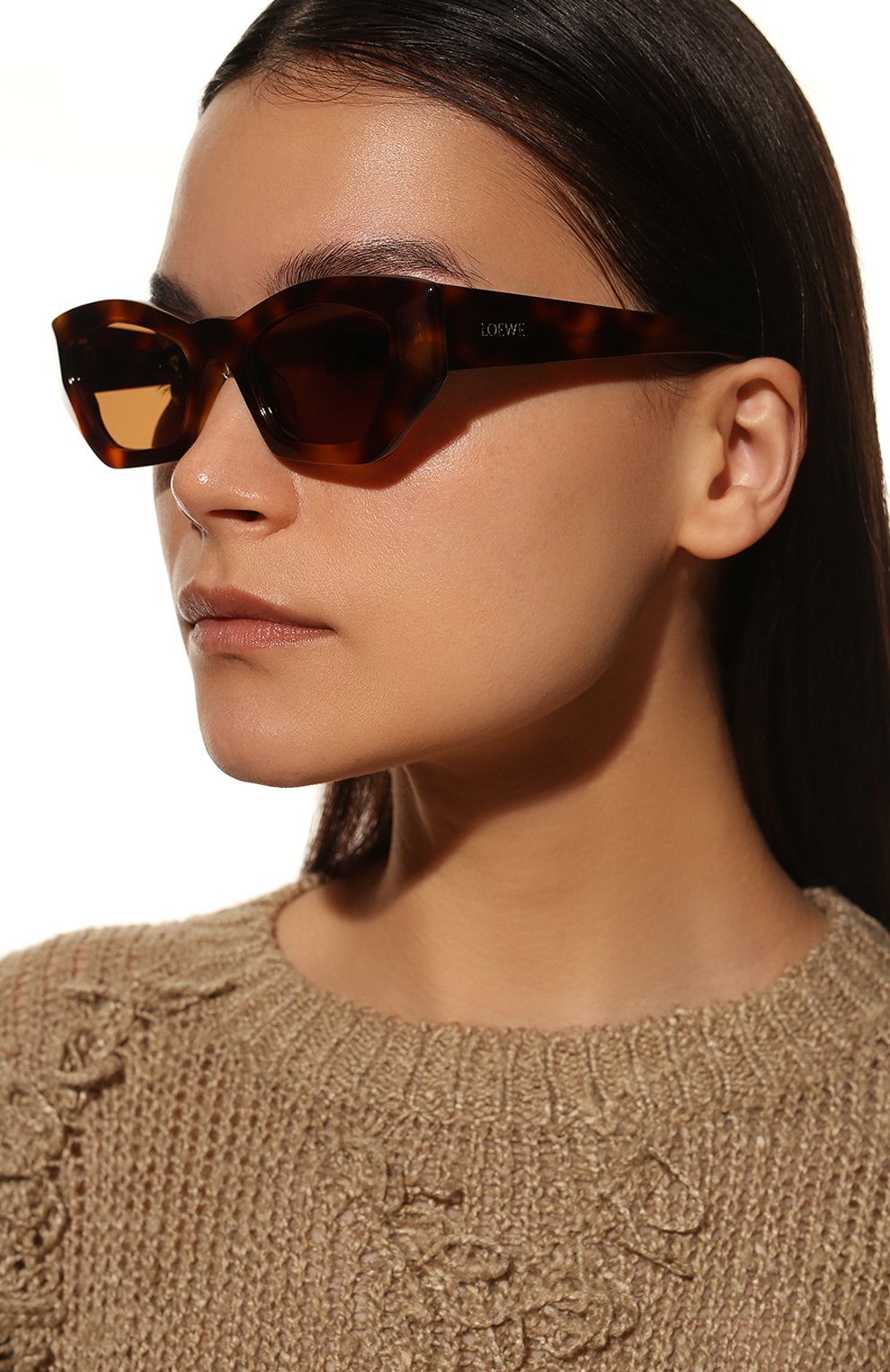 Солнцезащитные очки LOEWE коричневого цвета по цене 25800 руб., арт. LW40027U, фото 2 Солнцезащитные очки LOEWE, арт. LW40027U, фото 2