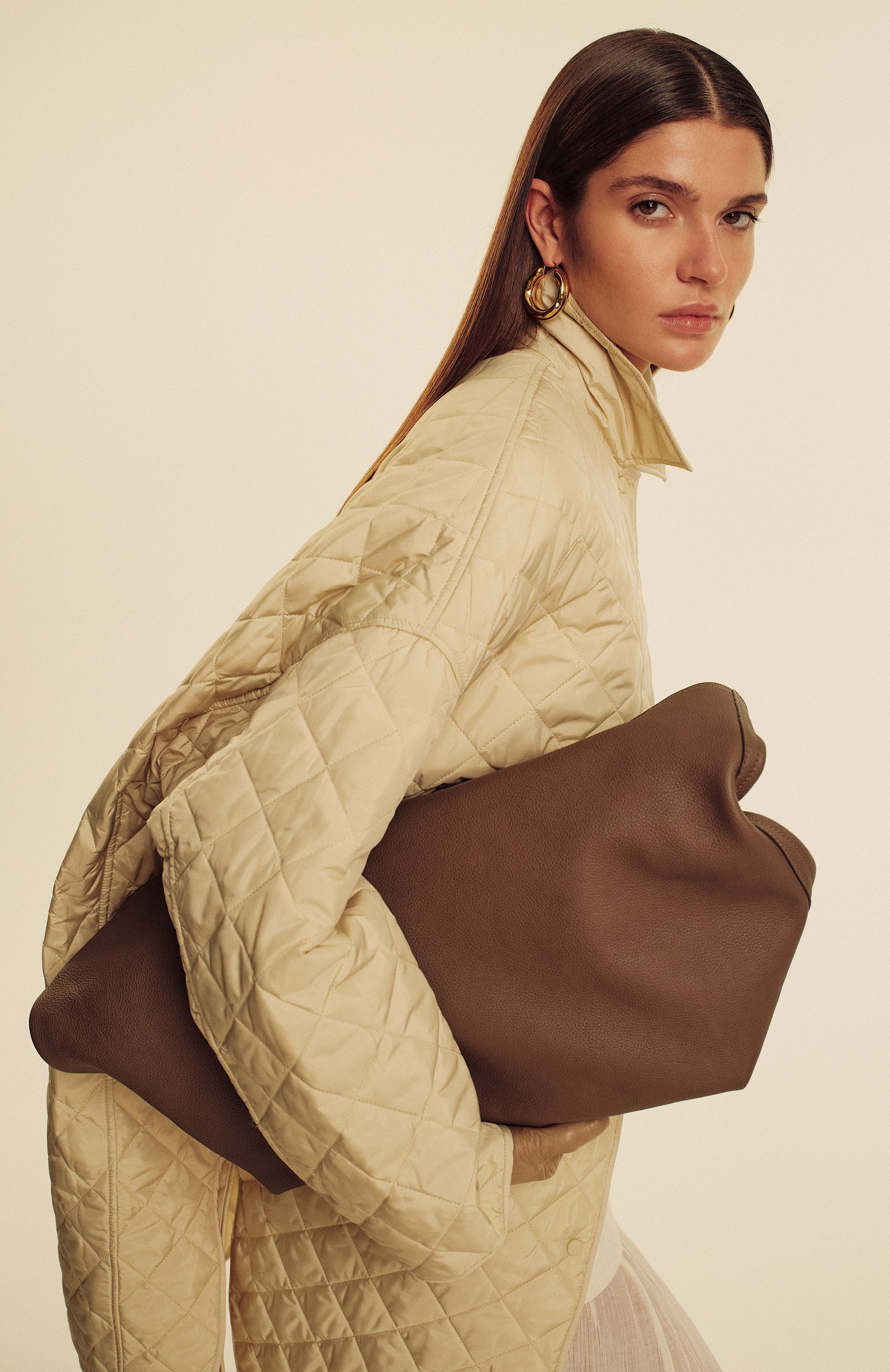 Серьги JIL SANDER золотого цвета по цене 58100 руб., арт. J11VG0001 P4865, фото 6 Серьги JIL SANDER, арт. J11VG0001 P4865, фото 6