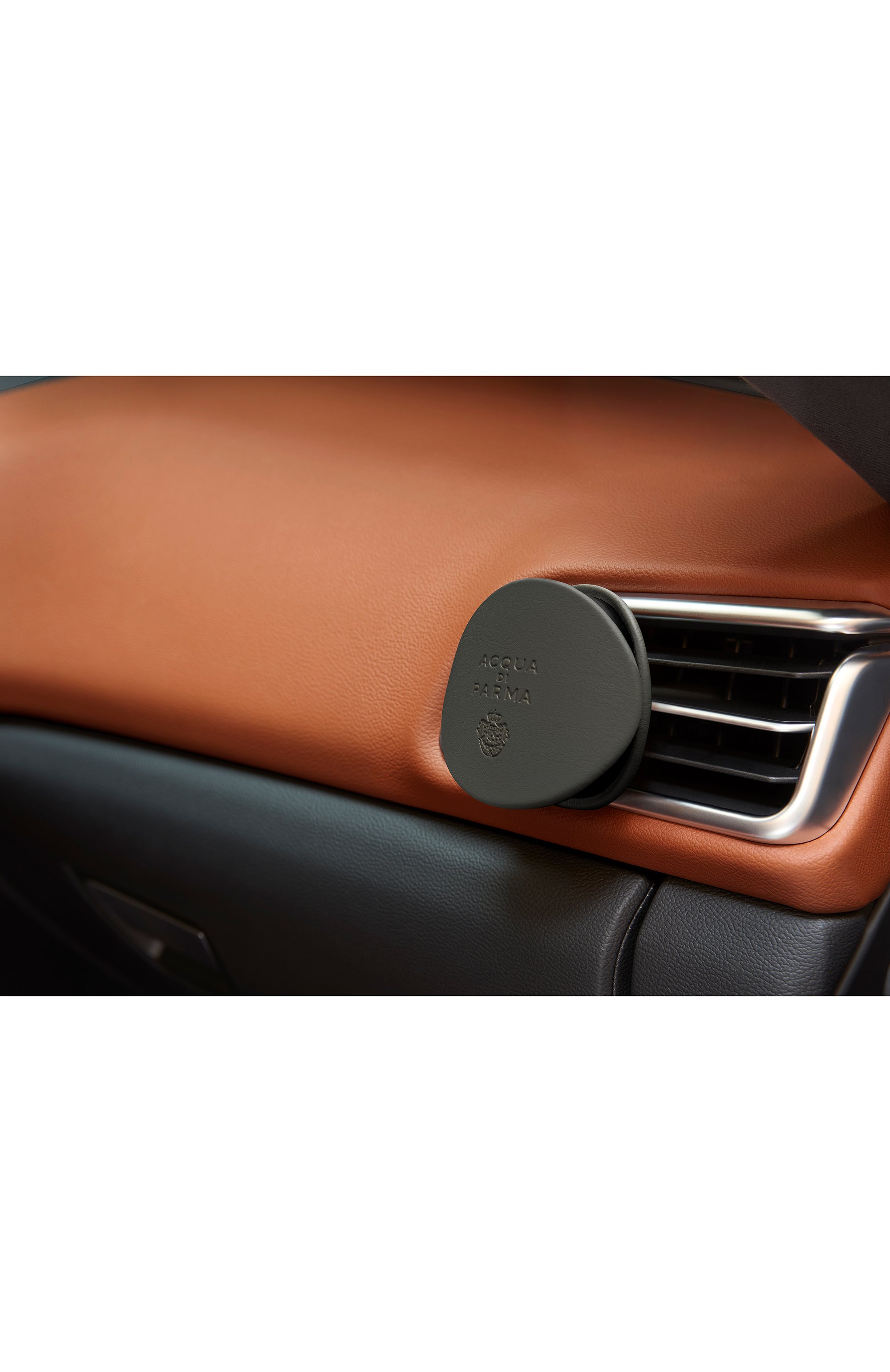 Кожаный чехол для аромадиффузора, темно-серый ACQUA DI PARMA темно-серого цвета по цене 15000 руб., арт. ADP081528, фото 4 Кожаный чехол для аромадиффузора, темно-серый ACQUA DI PARMA, арт. ADP081528, фото 4
