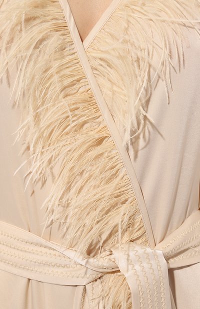 Халат с отделкой перьями LOVE STORIES светло-бежевого цвета по цене 24400 руб., арт. L2413801-180, фото 5 Халат с отделкой перьями LOVE STORIES, арт. L2413801-180, фото 5