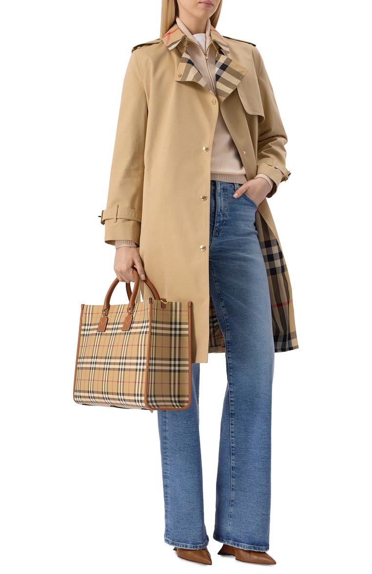 Женский хлопковый тренч BURBERRY бежевого цвета, арт. 8076363 | Фото 2 (Кросс-КТ: Куртка; Материал внешний: Хлопок; Длина (верхняя одежда): До колена; Материал подклада: Хлопок; Рукава: Длинные; Стили: Классический)