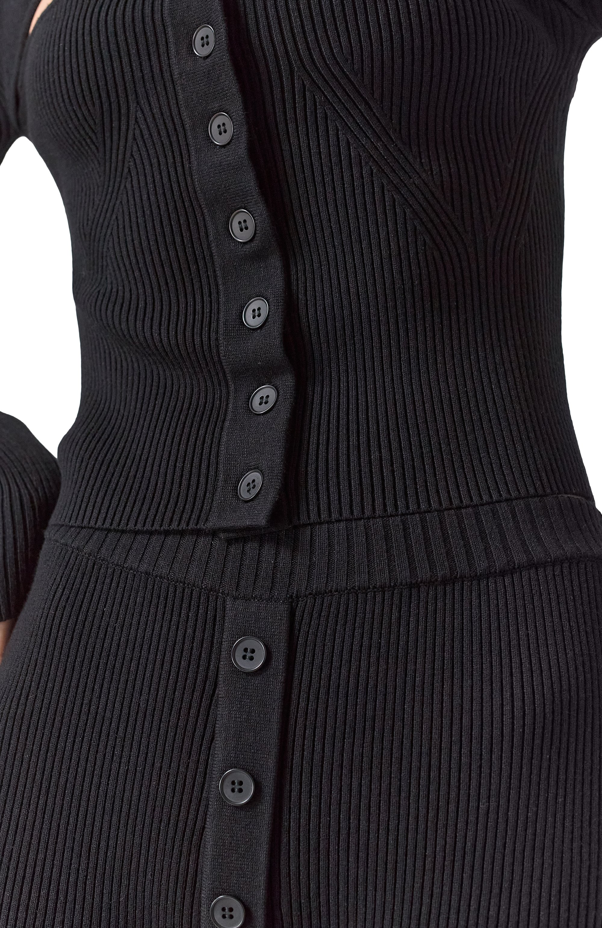 Шорты из вискозы YUZEFI черного цвета по цене 39950 руб., арт. YUZRS25-RW-KN23-01, фото 5 Шорты из вискозы YUZEFI, арт. YUZRS25-RW-KN23-01, фото 5