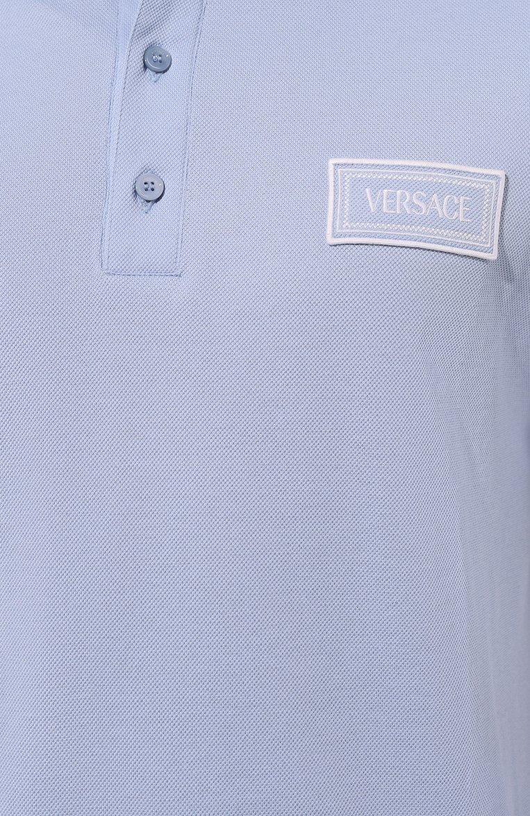 Мужское хлопковое поло VERSACE голубого цвета, арт. 1013906/1A11304 | Фото 5 (Материал внешний: Хлопок; Длина (для топов): Стандартные; Рукава: Короткие; Застежка: Пуговицы; Стили: Кэжуэл; Принт: Без принта; Мужское Кросс-КТ: Футболка-о�дежда; Автоматизация ТО: Проставлено; Автоматизация состава: Проставлено; Детали: Без декора)
