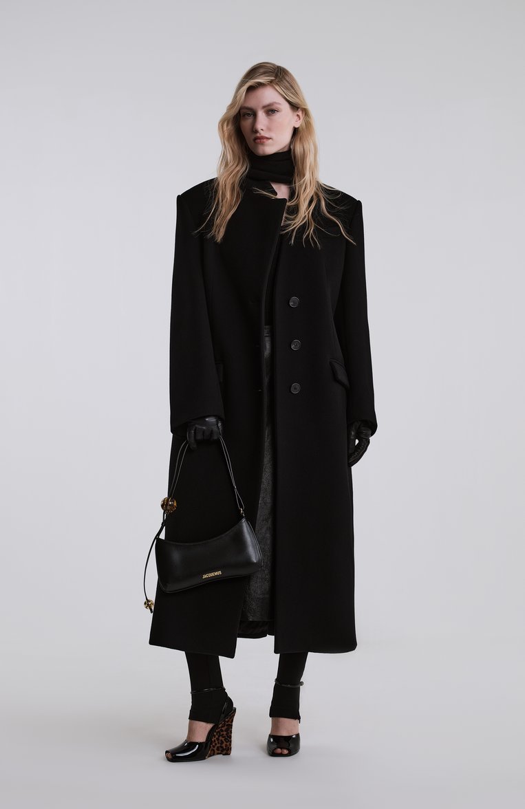 Женская сумка le bisou perle JACQUEMUS черного цвета, арт. 23E/231BA057-3000 | Фото 8 (Размер: medium; Материал: Натуральная кожа; Материал сплава: Проставлено; Драгоценные камни: Проставлено; Сумки-технические: Сумки через плечо)