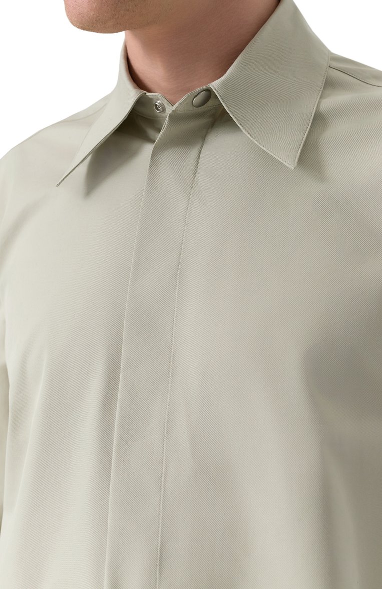 Мужская хлопковая рубашка JIL SANDER светло-зеленого цвета, арт. J22DL0295-J46192 | Фото 5 (Длина (для топов): Стандартные; Материал внешний: Хлопок, Синтетический материал; Рукава: Длинные; Случай: Повседневный; Манжеты: На кнопках; Принт: Однотонные; Воротник: Кент; Стили: Минимализм; Автоматизация ТО: Проставлено; Автоматизация состава: Проставлено; Детали: Без декора)