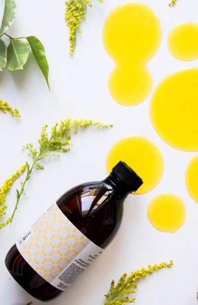 Шампунь для натуральных и окрашенных волос alchemic, золотой (280ml) DAVINES бесцветного цвета по цене 3720 руб., арт. 67218, фото 3 Шампунь для натуральных и окрашенных волос alchemic, золотой (280ml) DAVINES, арт. 67218, фото 3