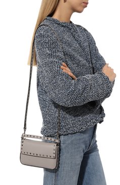 Женская сумка rockstud small VALENTINO светло-серого цвета, арт. 5W0P0W07/FID | Фото 2 (Материал: Натуральная кожа; Материал сплава: Проставлено; Драгоценные камни: Проставлено; Размер: small; Ремень/цепочка: На ремешке)
