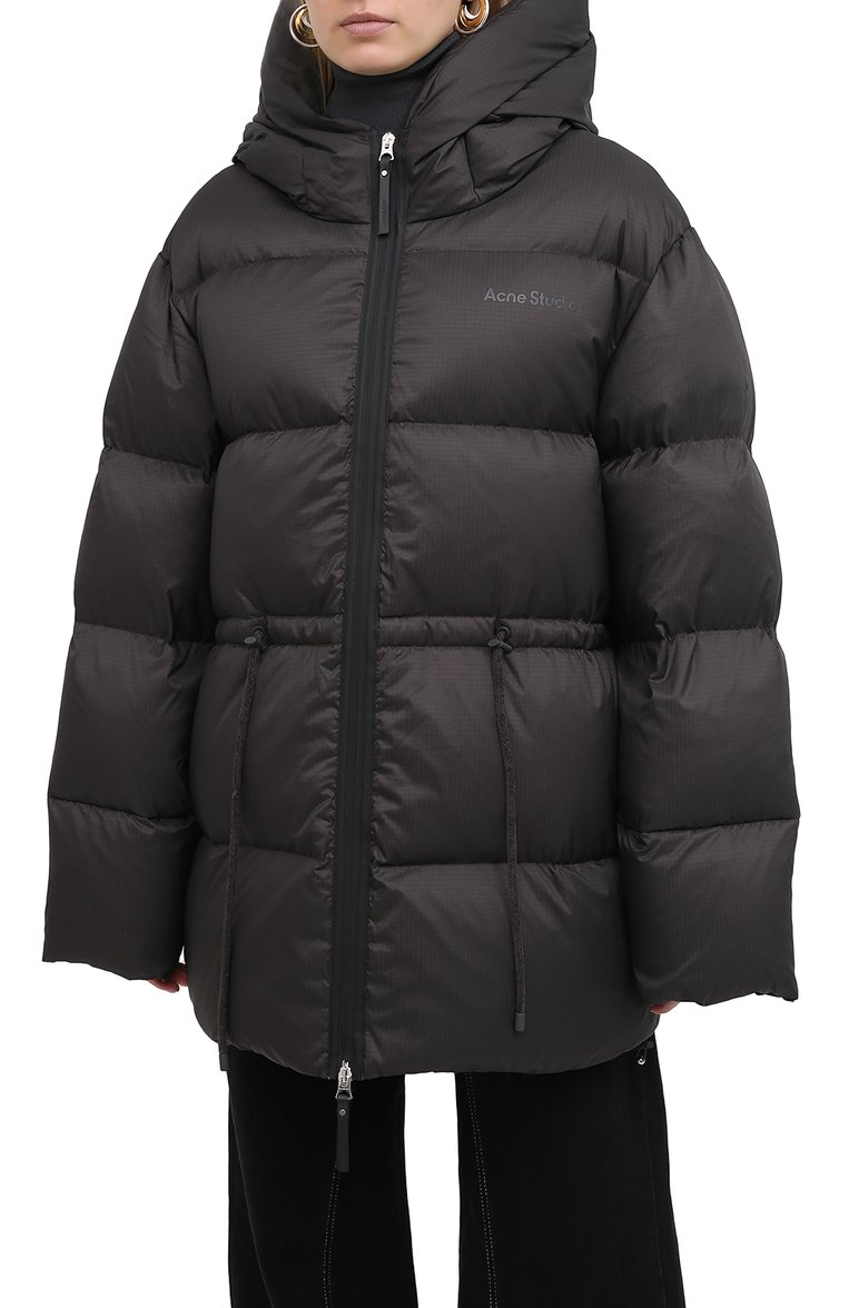 Женский пуховик ACNE STUDIOS коричневого цвета, арт. A90286 | Фото 3 (Длина (верхняя одежда): До середины бедра; Материал утеплителя: Пух и перо; Материал внешний: Синтетический материал; Материал подклада: Синтетический материал; Рукава: Длинные; Женское Кросс-КТ: Пуховик-куртка; Кросс-КТ: Пуховик)