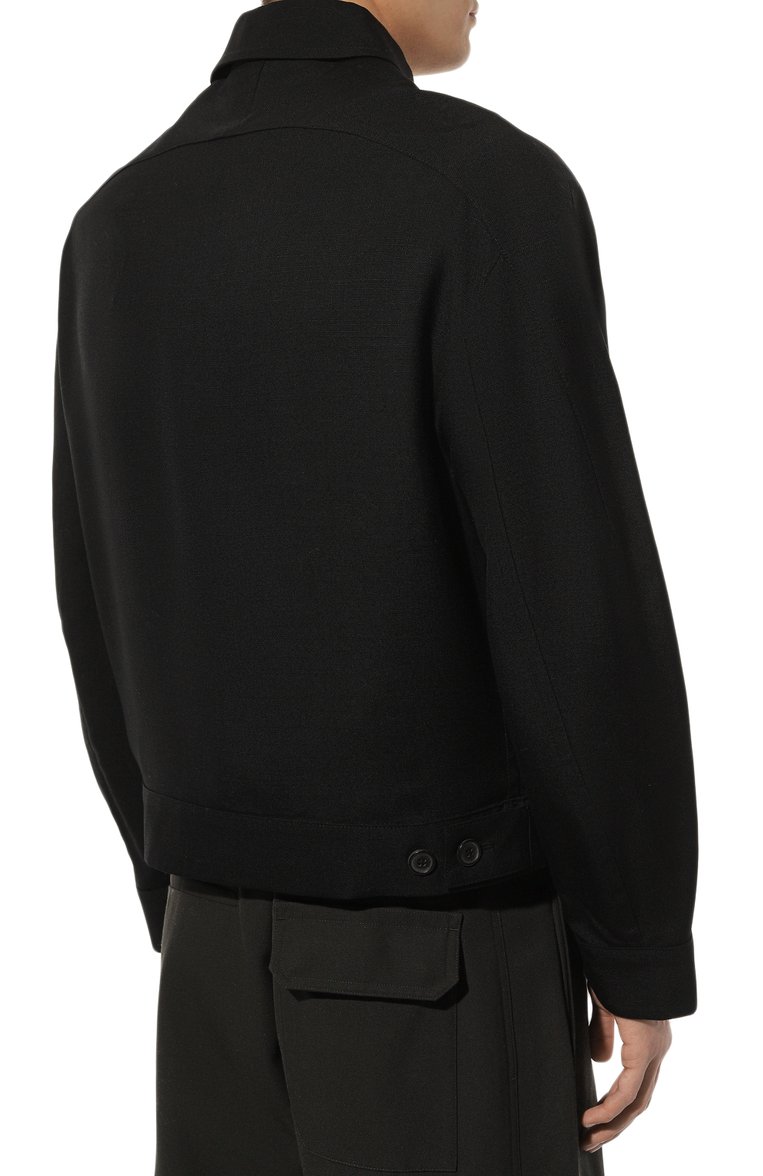 Мужская куртка из вискозы JACQUEMUS черного цвета, арт. 23H/236BL013-1359 | Фото 4 (Кросс-КТ: Куртка, Ветровка; Рукава: Длинные; Материал сплава: Проставлено; Материал внешний: Вискоза; Драгоценные камни: Проставлено; Длина (верхняя одежда): Короткие; Материал подклада: Хло�пок; Стили: Кэжуэл)