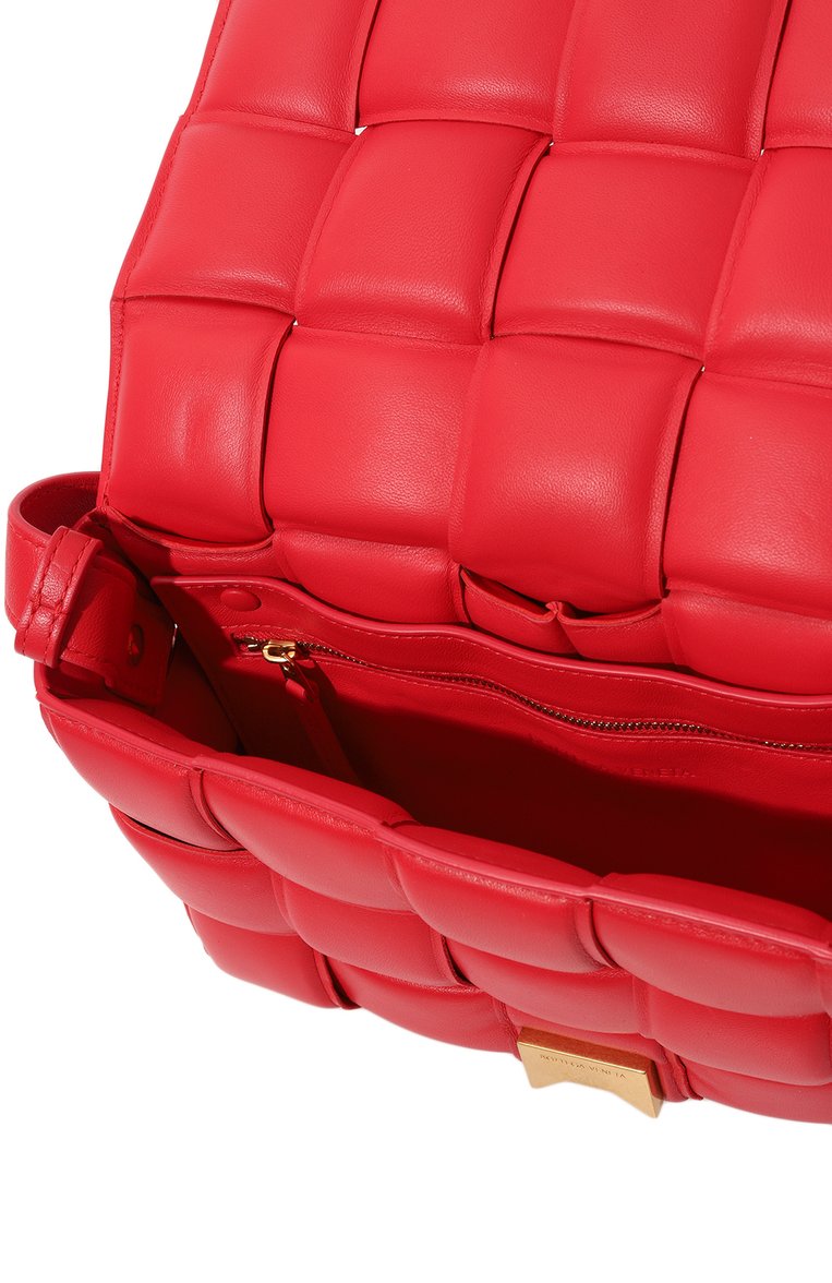 Женская сумка padded cassette BOTTEGA VENETA красного цвета, арт. 591970/VCQR1 | Фото 5 (Ремень/цепочка: На ремешке; Материал: Натуральная кожа; Размер: medium)