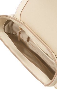 Женская сумка saddle MARC JACOBS (THE) кремвого цвета, арт. 2S3HMS003H03 | Фото 5 (Материал: Натуральная кожа; Материал сплава: Проставлено; Размер: mini; Ремень/цепочка: На ремешке; Драгоценные камни: Проставлено)