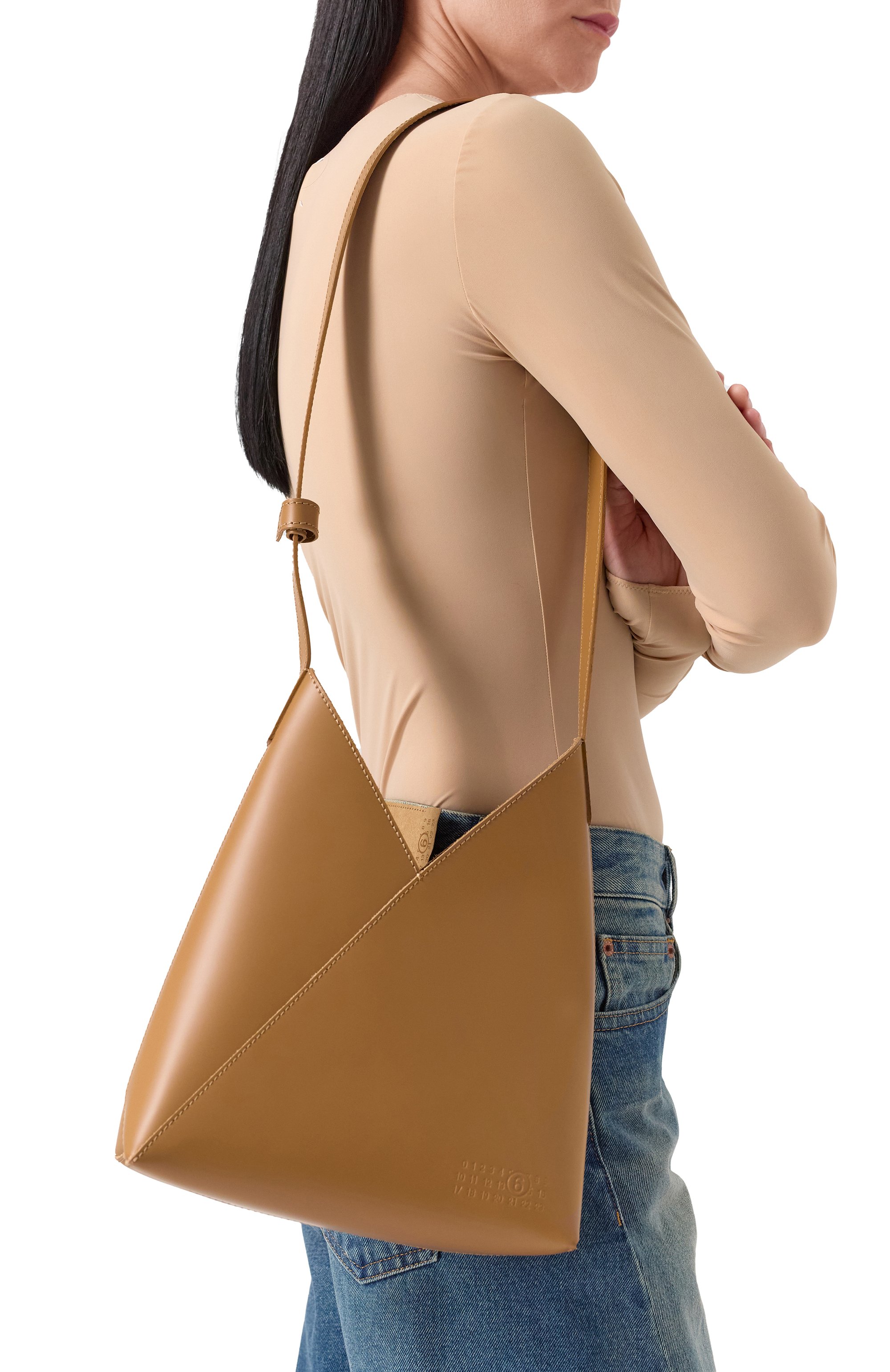 Сумка fortune cookie small MM6 светло-коричневого цвета по цене 75750 руб., арт. SB6ZH0019/P7183, фото 2 Сумка fortune cookie small MM6, арт. SB6ZH0019/P7183, фото 2