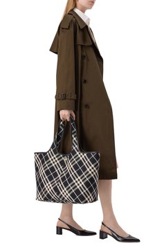 Женская сумка-тоут BURBERRY черно-белого цвета, арт. 8093978 | Фото 7 (Материал: Текстиль; Драгоценные камни: Проставлено; Материал сплава: Проставлено; Размер: large)