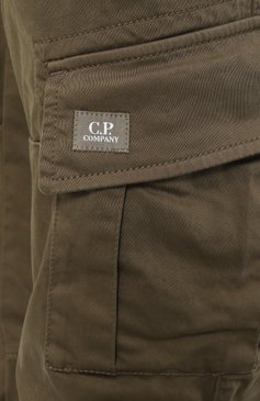 Мужские хлопковые брюки-карго C.P. COMPANY хаки цвета, арт. 18CMPA117A005694G | Фото 6 (Драгоценные камни: Проставлено; Материал сплава: Проставлено; Длина (брюки, джинсы): Стандартные; Материал внешний: Хлопок; Случай: Повседневный; Силуэт М (брюки): Карго; Стили: Милитари)