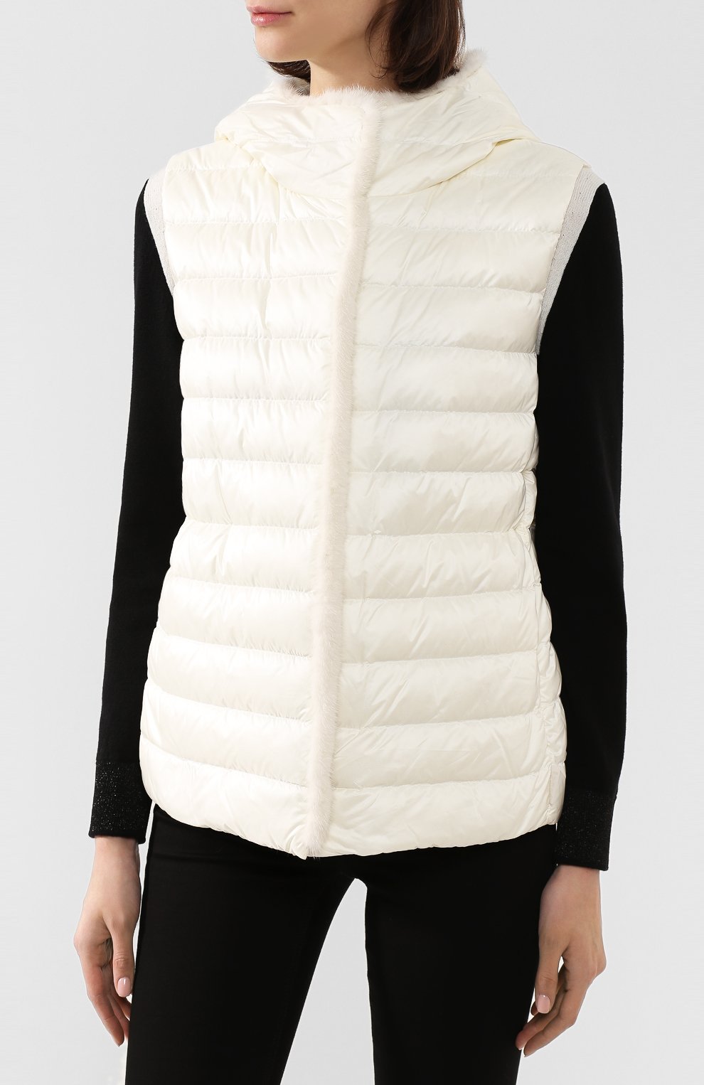 Пуховый жилет beurre MONCLER белого цвета по цене 166700 руб., арт. F1-093-1B105-01-C0357, фото 3 Пуховый жилет beurre MONCLER, арт. F1-093-1B105-01-C0357, фото 3