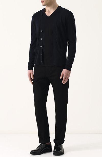 Однотонная футболка с v-образным вырезом TOM FORD черного цвета по цене 23550 руб., арт. BP229/TFJ915, фото 2 Однотонная футболка с v-образным вырезом TOM FORD, арт. BP229/TFJ915, фото 2