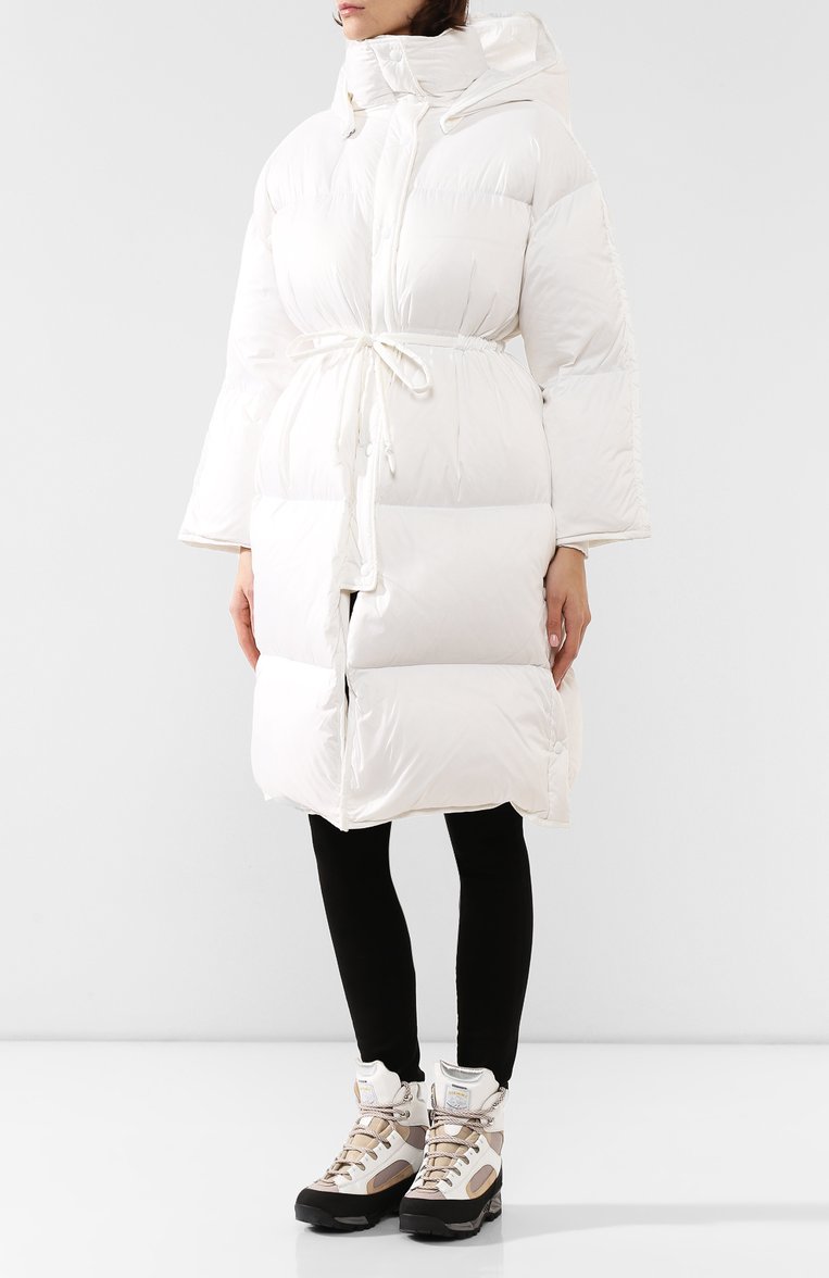 Женский пуховик ACNE STUDIOS белого цвета, арт. A90145 | Фото 3 (Материал внешний: Синтетический материал; Рукава: Длинные; Материал подклада: Синтетический материал; Длина (верхняя одежда): До колена, Длинные; Кросс-КТ: Пуховик; Материал утеплителя: Пух и перо; Статус проверки: Проверена категория)