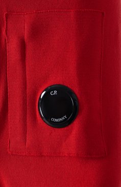 Мужской хлопковый джемпер C.P. COMPANY красного цвета, арт. 18CMKN026A004037A | Фото 6 (Длина (для топов): Стандартные; Материал сплава: Проставлено; Материал внешний: Хлопок; Рукава: Длинные; Драгоценные камни: Проставлено; Мужское Кросс-КТ: Джемперы; Вырез: Круглый; Принт: Без принта; Стили: Кэжуэл)
