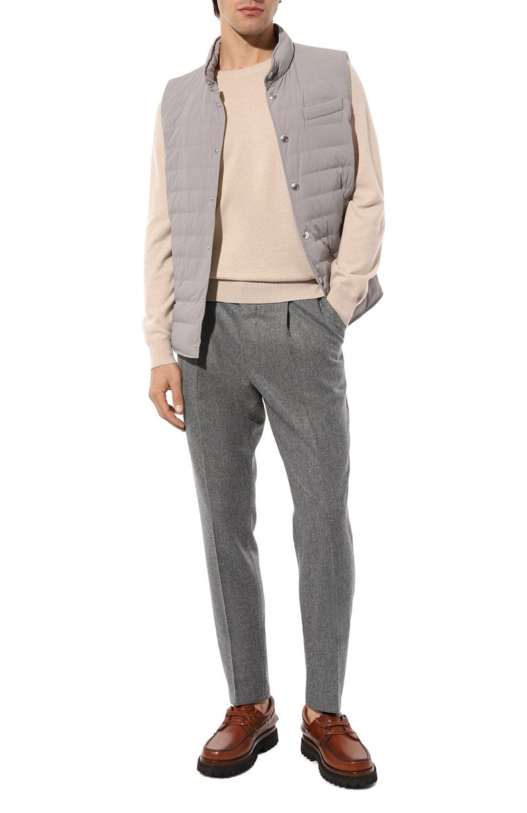 Мужской кашемировый джемпер BRUNELLO CUCINELLI светло-бежевого цвета, арт. M2200B2204 | Фото 2 (Материал внешний: Кашемир, Шерсть; Рукава: Длинные; Длина (для топов): Стандартные; Принт: Без принта; Стили: Кэжуэл; Вырез: Круглый; Мужское Кросс-КТ: Джемперы; Автоматизация состава: Проставлено; Автоматизация ТО: Проставлено; Детали: Без декора)