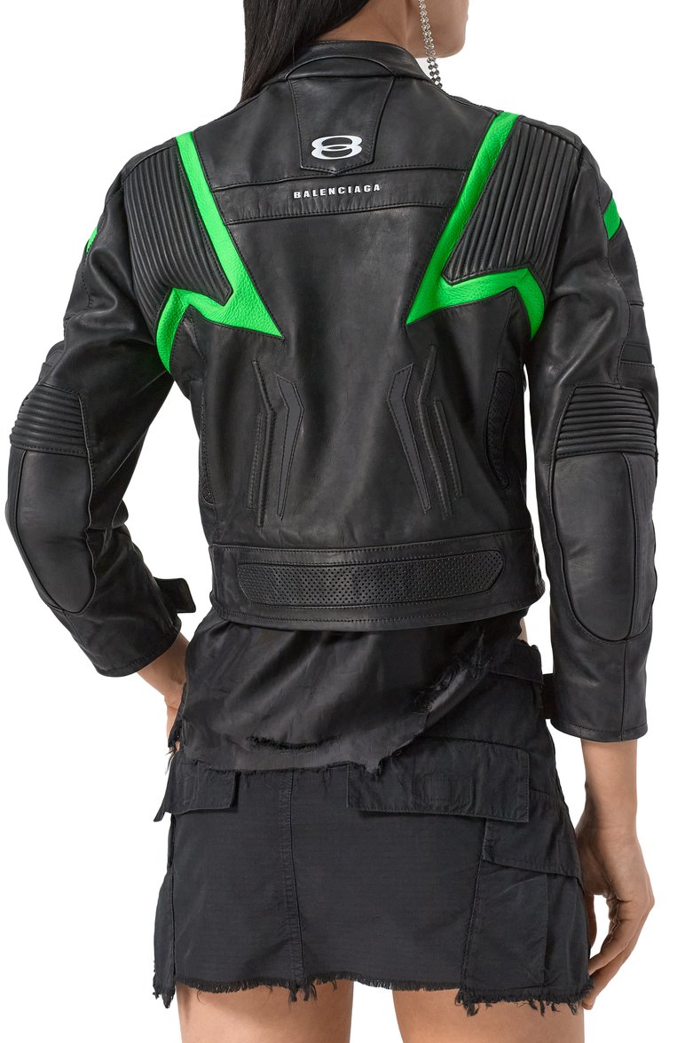 Женская кожаная куртка BALENCIAGA черного цвета, арт. 797162/T0S17 | Фото 4 (Длина (верхняя одежда): Короткие; Драгоценные камни: Проставлено; Материал внешний: Натуральная кожа; Материал подклада: Купро; Материал сплава: Проставлено; Рукава: Длинные; Кросс-КТ: Куртка, Легкие; Стили: Гранж)