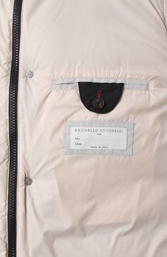 Мужской пуховый жилет BRUNELLO CUCINELLI черного цвета, арт. MM4031942 | Фото 7 (Материал внешний: Синтетический материал; Материал сплава: Проставлено; Драгоценные камни: Проставлено; Длина (верхняя одежда): Короткие; Мужское Кросс-КТ: жилеты-объемные; Стили: Кэжуэл)