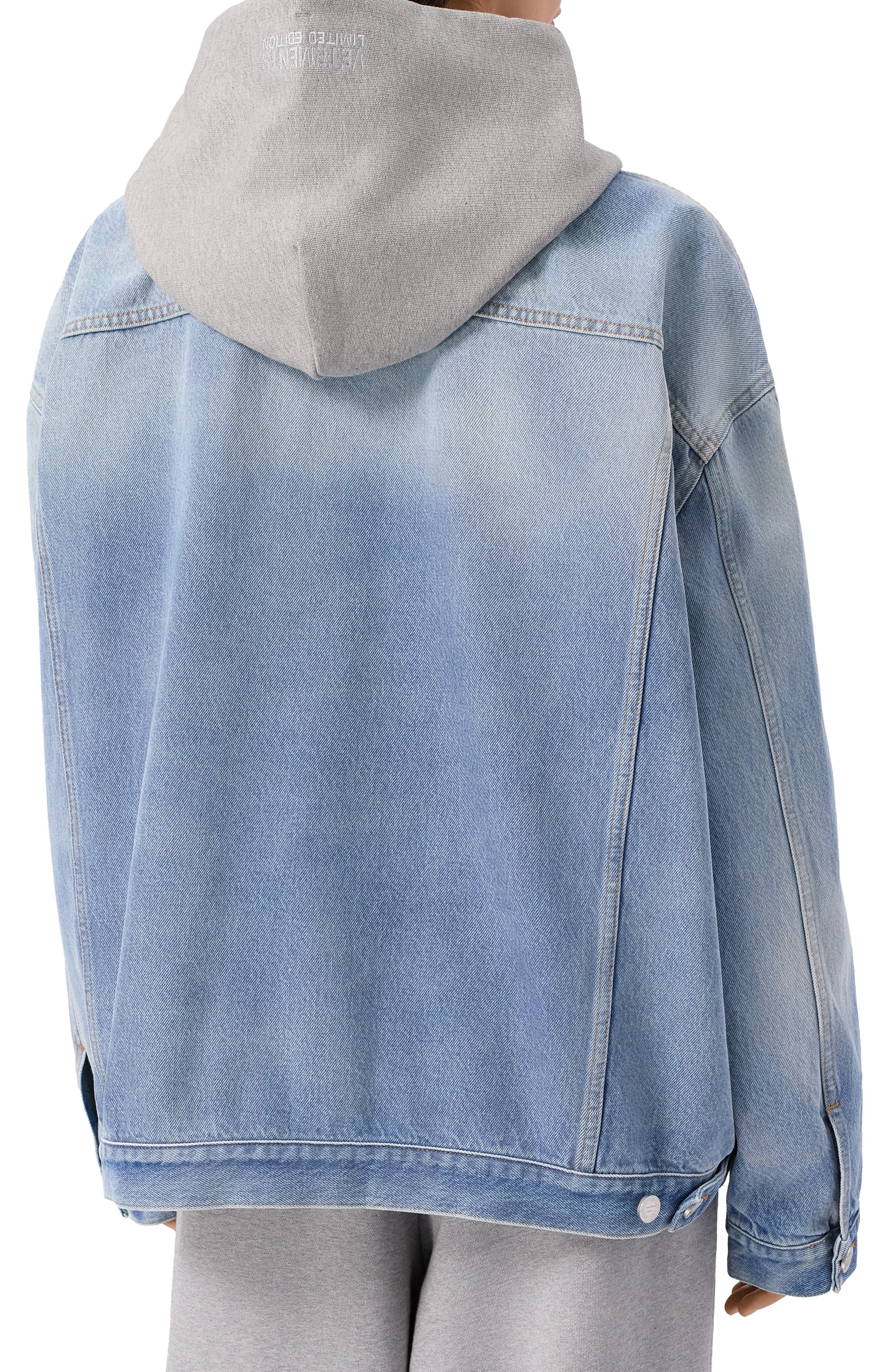 Джинсовая куртка VETEMENTS голубого цвета по цене 109500 руб., арт. UA53JA800L/2801 DENIM, фото 7 Джинсовая куртка VETEMENTS, арт. UA53JA800L/2801 DENIM, фото 7