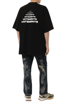 Мужская хлопковая футболка VETEMENTS черного цвета, арт. UE64TR140B | Фото 2 (Рукава: Короткие, 3/4; Принт: С принтом; Длина (для топов): Удлиненные; Материал сплава: Проставлено; Материал внешний: Хлопок; Драгоценные камни: Проставлено)