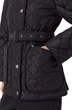 Женская куртка BURBERRY черного цвета, арт. 8071843 | Фото 5 (Длина (верхняя одежда): Короткие; Драгоценные камни: Проставлено; Материал подклада: Синтетический материал; Материал сплава: Проставлено; Рукава: Длинные; Кросс-КТ: Легкие, Куртка; Стили: Кэжуэл; Материал внешний: Синтетический материал)